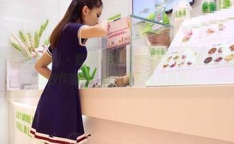 AISS爱丝(黄金版) – 索菲的秋日女神写真集：当树叶在你脚下沙沙作响时，她偏要给你点色彩。