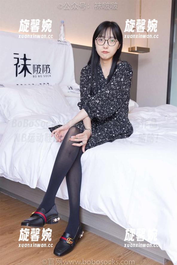 BoBoSocks袜啵啵-熊熊 BoBoSocks袜啵啵 - 熊熊的高清作品,NB运动鞋让她的腿看起来更长,哈哈!