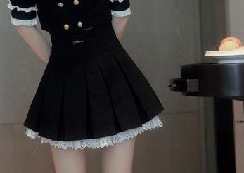 Xiuren秀人网 – 挑逗着你的好奇心，lingyu69的礼服图包与光影无关，只是那么随性。