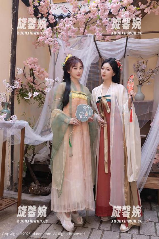 Xiuren秀人网-佘贝拉Bella Xiuren秀人网 - 佘贝拉Bella的圣诞写真更新:圣诞老人的衣服好像太紧了吧……