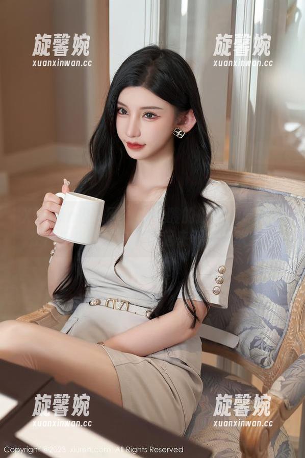 Xiuren秀人网 - 好心酸的原图：刘婷婷在户外拼命让自己看起来不被风吹走！