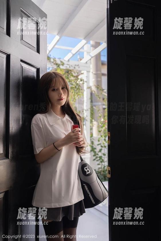 Xiuren秀人网 - 精选泳池里的王馨瑶yanni，水面上的那些小波纹，你有发现吗？