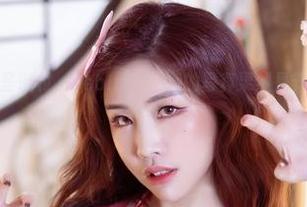 俨然一个小小圣诞村，Yebin(전예빈)的写真果然是节日气氛的最佳代表？