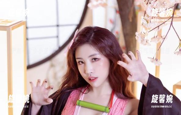 俨然一个小小圣诞村，Yebin(전예빈)的写真果然是节日气氛的最佳代表？