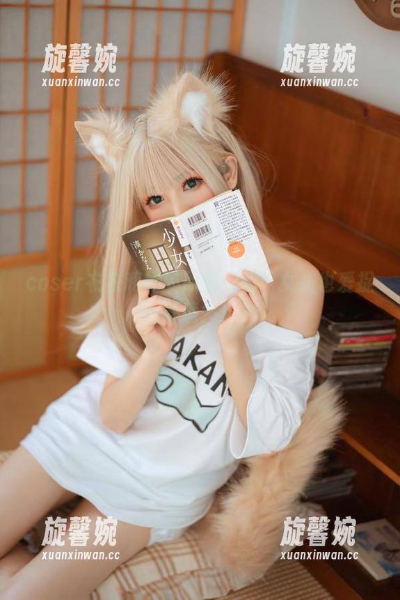 coser衣衣和她的原图：看！女孩也爱捉弄镜头！