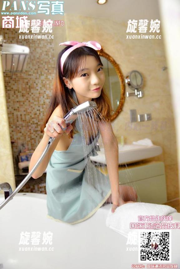 pans - 注视着妮妮的蕾丝，内心一阵莫名的踌躇。