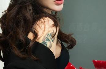 丽柜 – 允儿的浴缸探险：高清合集，水花四溅，谁放的一朵花？