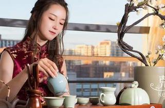 克拉女神 – 佳莹白丝套图：这画面让我想起一件事……我明天的减肥计划要泡汤了。