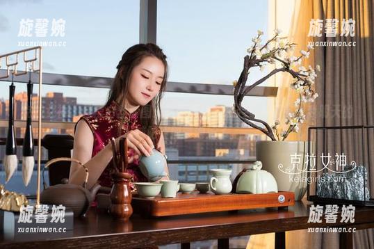 克拉女神-佳莹 克拉女神 - 佳莹白丝套图:这画面让我想起一件事……我明天的减肥计划要泡汤了。