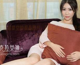 克拉女神 – 这组镂空的极品图片，菲菲轻松驾驭，多少人得追着学呀！