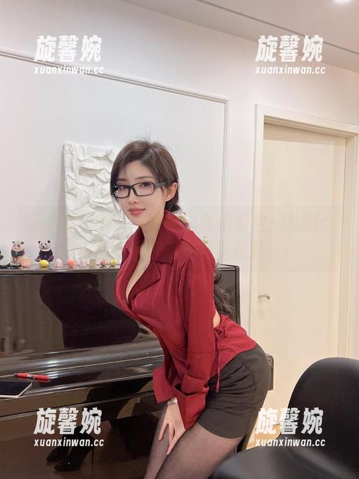 周妍希 微密圈 - 学妹周妍希的私拍图包:从哪个角度看都带着一点小张扬。