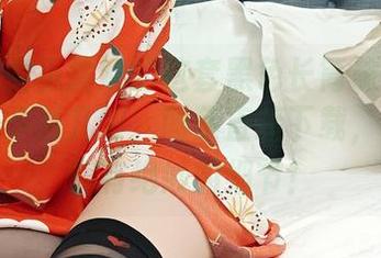 看到小女巫露娜的这套黑色长筒袜和和服，真想多看几眼，图集直接下载，每张图都有绝妙的细节！