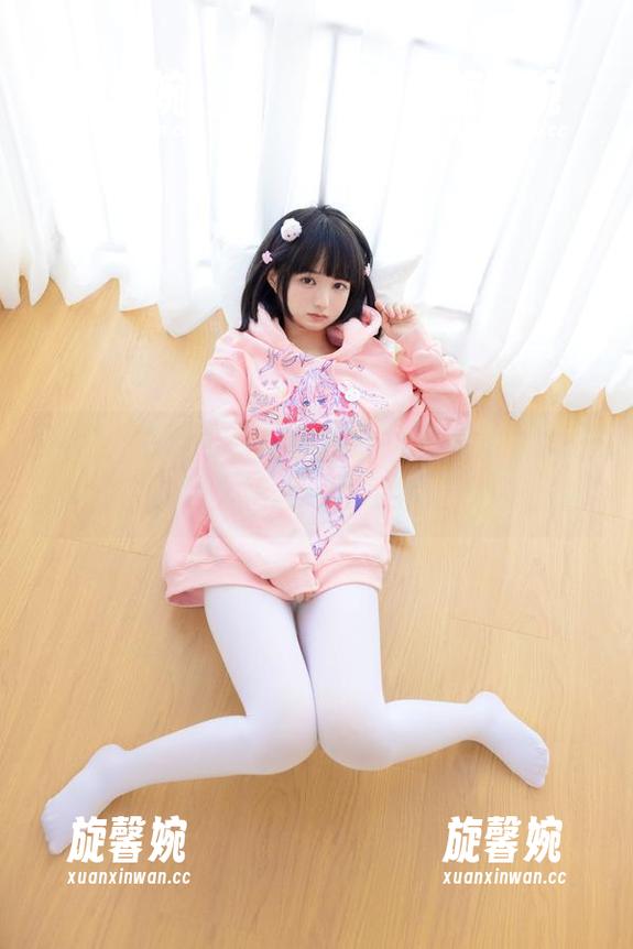 等等，白丝米色短裙！少女秩序免费套图中的迷人瞬间，不可错过哦！