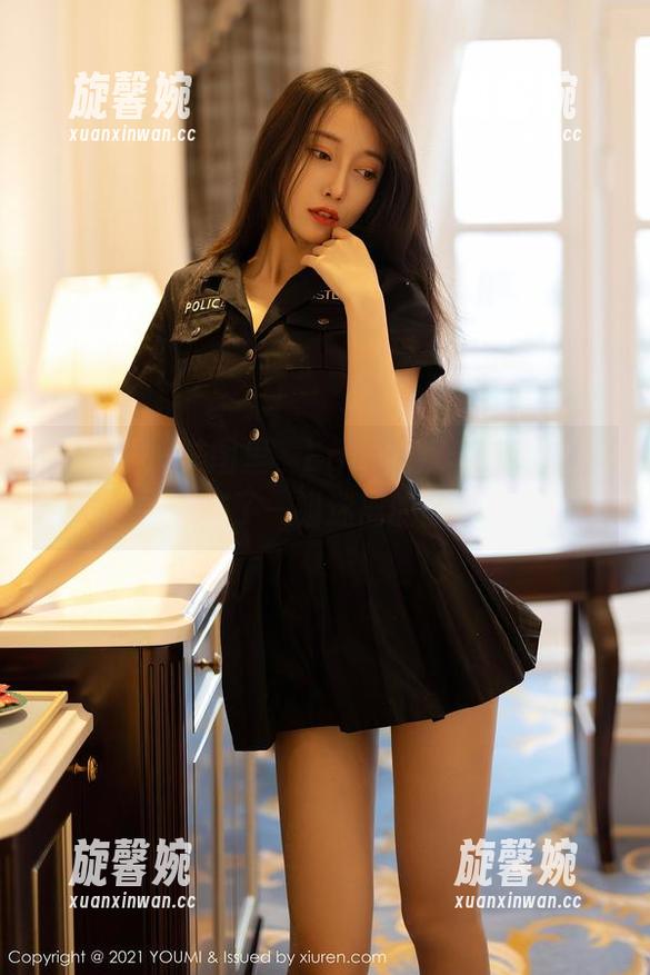 尤蜜荟 - 美图里，Egg-尤妮丝和她的皮衣构成了一幅迷离的画面。