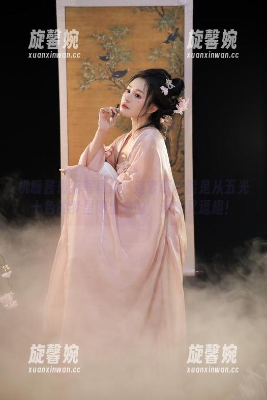 桃暖酱 桃暖酱最新写真集:这套装可能是从五光十色的梦里跑出来的,迷离又逗趣!