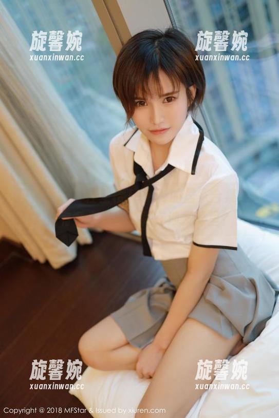 模范学院 - 任莹樱Jenny的居家合集：究竟有多少零食隐藏在沙发缝里？