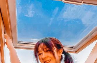 又是樱晚gigi的美图，和那个红色蝴蝶结在暗然相对