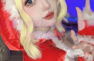 美图抢先看!炸蛋Boom与圣诞斗篷的奇妙自拍合影!
