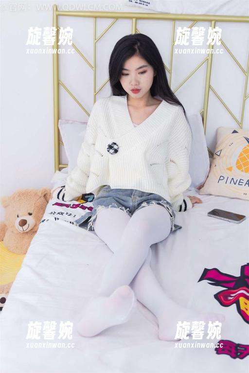 物恋传媒 - 短裙资源俱乐部：小竹在这里炫耀她的腿，你能抓住它吗？