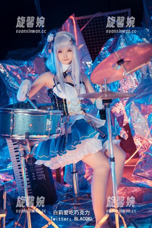 白莉爱吃巧克力 白莉爱吃巧克力的全套灰丝写真——像一颗被风吹走的蒲公英!