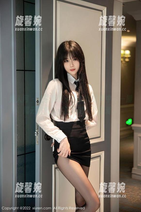 秀人网 - 在轩轩王子的女仆写真中，一脚踢开常规，另脚却陷入了可爱。