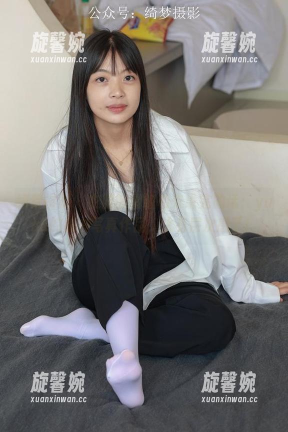 绮梦摄影-yuuu 绮梦摄影 - 衣服的褶皱和未说完的话:yuuu的秘书写真作品,太有层次感了!