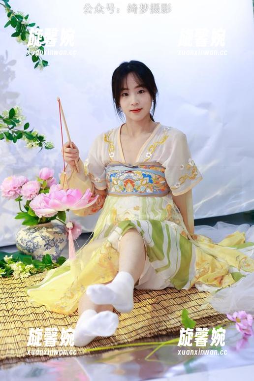 绮梦摄影-月月 绮梦摄影 - 月月的JK写真,截图太疼!直接下载比较靠谱。