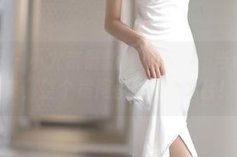 语画界 – 小尤奈最新睡衣套图：当你躺下来，整个房间都是你的T台！