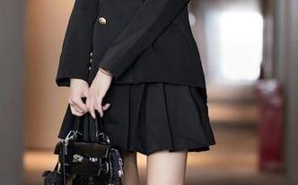 语画界 – 原图见证，程程程的礼服不仅在视觉上炸裂，内心也略微骚动了下。