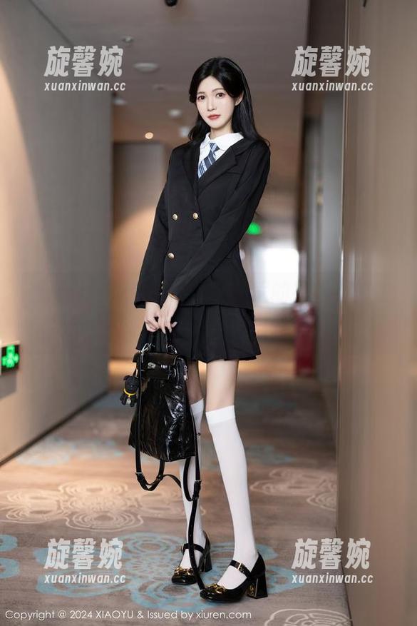 语画界 - 原图见证，程程程的礼服不仅在视觉上炸裂，内心也略微骚动了下。