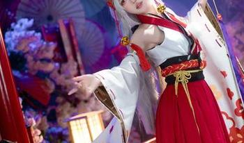 看阿包也是兔娘全套比基尼写真，竟不自觉咳嗽起来