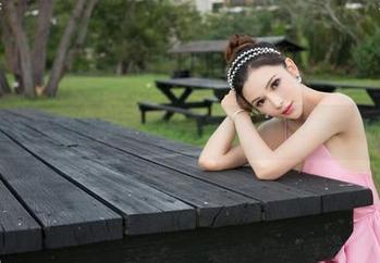 青豆客 – 朱赢Molly的泳装写真:谁动了我的心思?