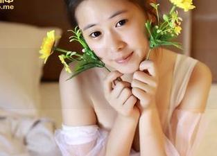 青豆客 – 性感满满的定制写真，汪佩妮Penny在护士制服里悄悄挑战传统。