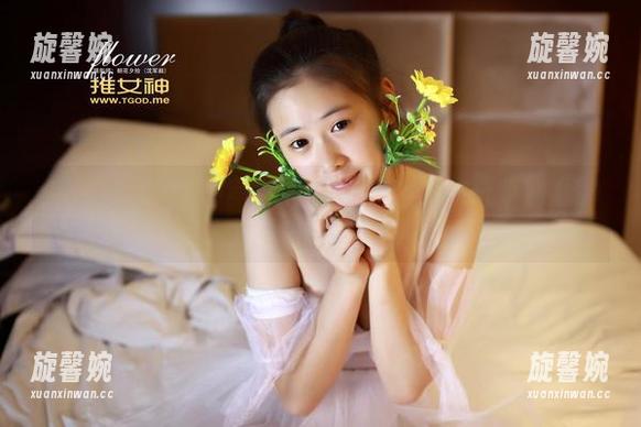 青豆客 - 性感满满的定制写真，汪佩妮Penny在护士制服里悄悄挑战传统。