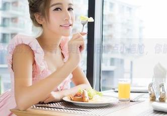 青豆客 – 赵伊彤穿上套装，美图背后那点小尴尬，你能看出来吗？