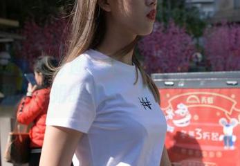 足球场上的奇迹：魔镜街拍捕捉到的肉丝美腿和小姐姐的微笑，等你来发现图库！