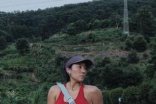微密圈 – 一边欣赏鹿瑶的丝袜写真,我就一边想:这些关键的细节可真抓人心。