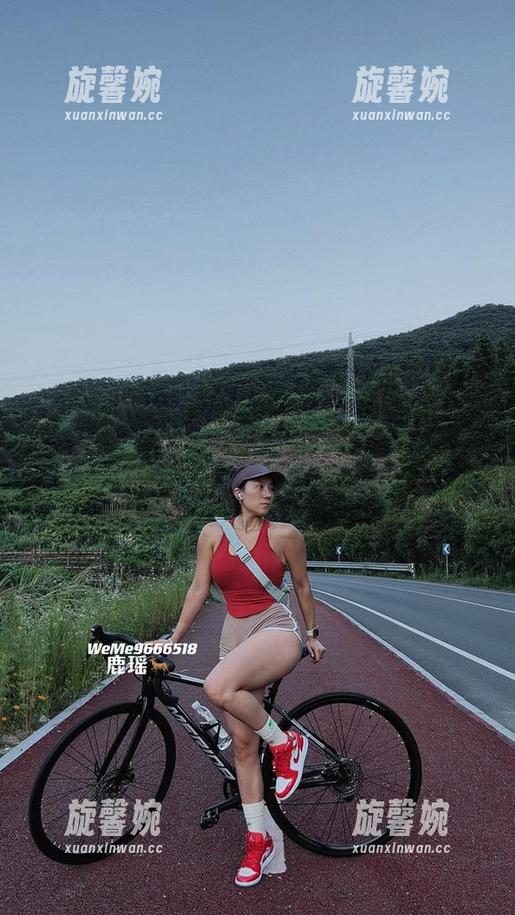 鹿瑶 微密圈 - 一边欣赏鹿瑶的丝袜写真,我就一边想:这些关键的细节可真抓人心。